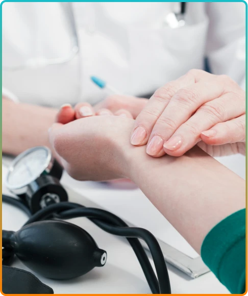 heart rate check-up on a patient in cancun medical care office