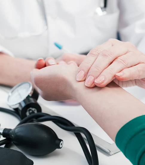 heart rate check-up on a patient in cancun medical care office